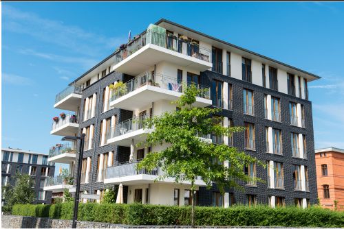 Edificio-de-comunidad-con-arboles-y-jardin
