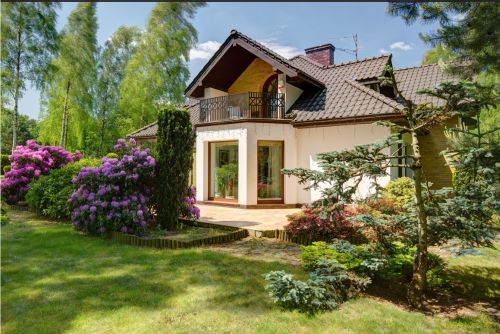 Casa-rodeada-de-un-jardin-con-flores-y-arboles