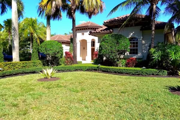 bonita-casa-con-un-bello-jardin-bien-cuidado-por-empresa-de-jardineros