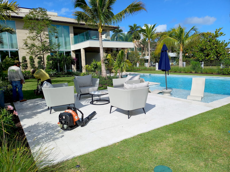 jardineros-realizando-tareas-de-mantenimiento-de-jardines